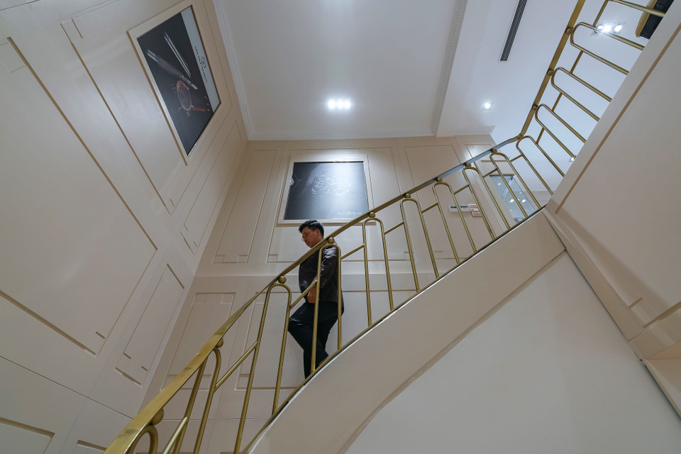 Cầu thang dẫn lên tầng 2 là khu trưng bày dành cho quý ông – Gentlemen’s Gallery với đồng hồ và các sản phẩm da cao cấp làm thủ công. 