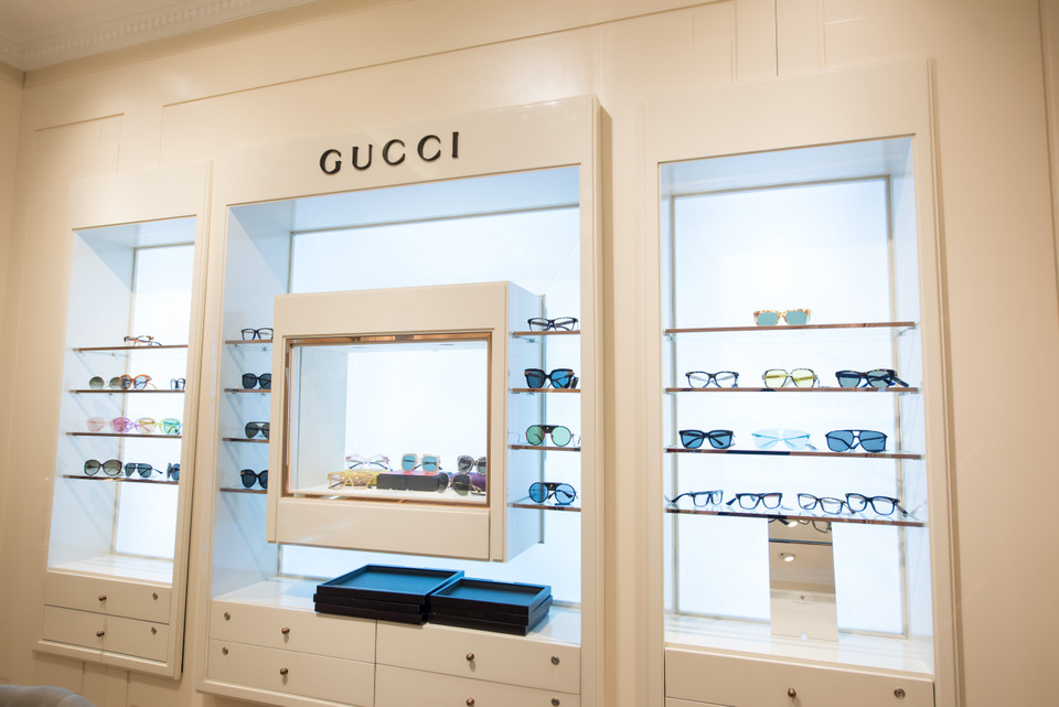 Trong không gian này, rẻ nhất là dòng kính mắt thời trang có giá từ 10 triệu đồng; đắt nhất là đồng hồ cơ khí có giá trên 20 tỷ đồng.