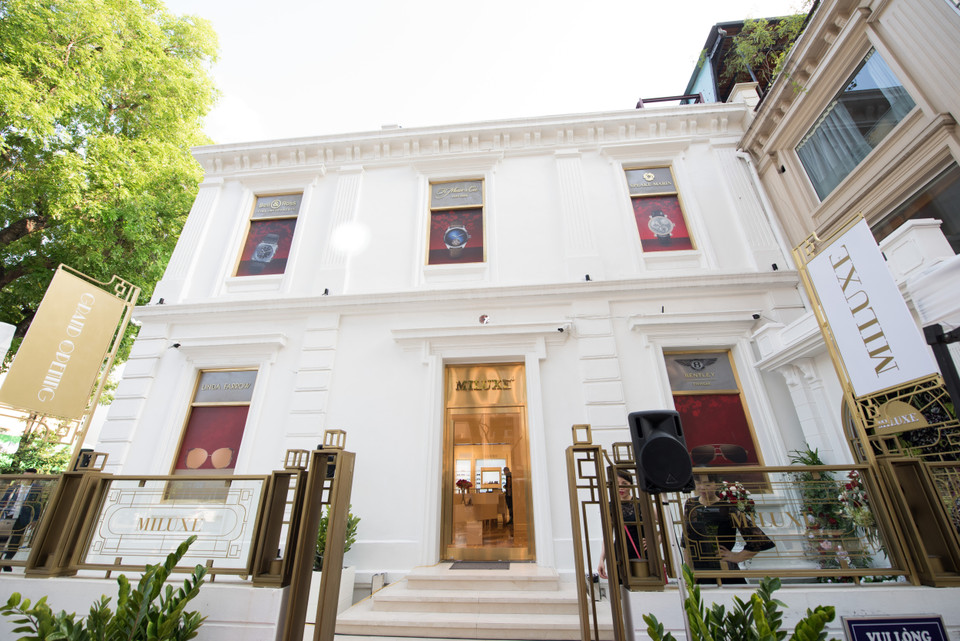 Ngôi biệt thự hội tụ và cập nhật xu hướng mới nhất của những thương hiệu hàng đầu thế giới như kính mắt Bentley Eyewear, điện thoại Mobiado, đồng hồ Speake-Marin, H. Moser &amp; Cie., Bell&amp;Ross…