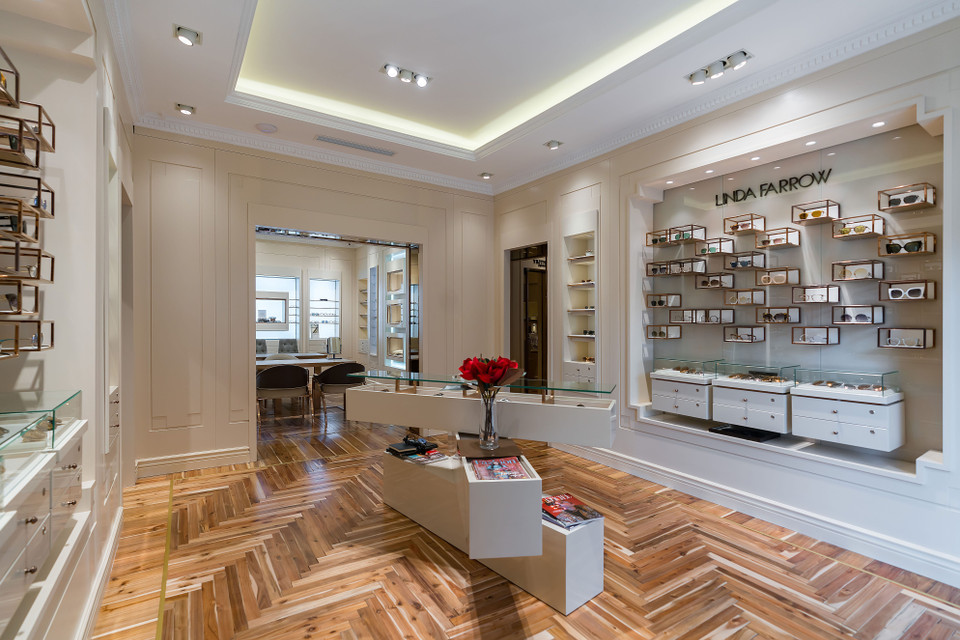 Tầng 1 của biệt thự là Eyewear Gallery - không gian trưng bày những chiếc kính thời trang cao cấp đến từ Linda Farrow, Gucci, Saint Laurent, Brioni, Alexander McQueen, Yohji Yamamoto, Boucheron, Barton Perreira...