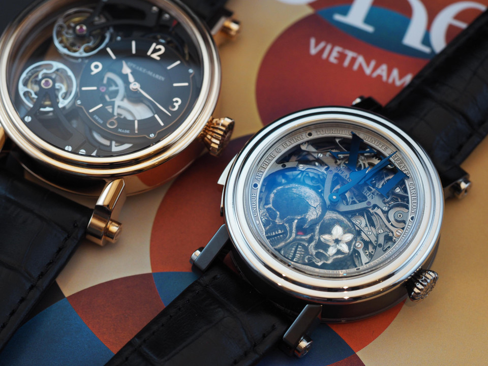 Đồng hồ Skull Flower trang bị 2 tính năng đỉnh cao nhất trong đồng hồ cao cấp, là Tourbillon và điểm chuông Minute Repeater (tính năng khiến các nhà sưu tập luôn khao khát sở hữu). Đặc biệt, mặt số Automaton chuyển động siêu phức tạp khi kích hoạt tính năng điểm chuông, giá 9,6 tỷ đồng.