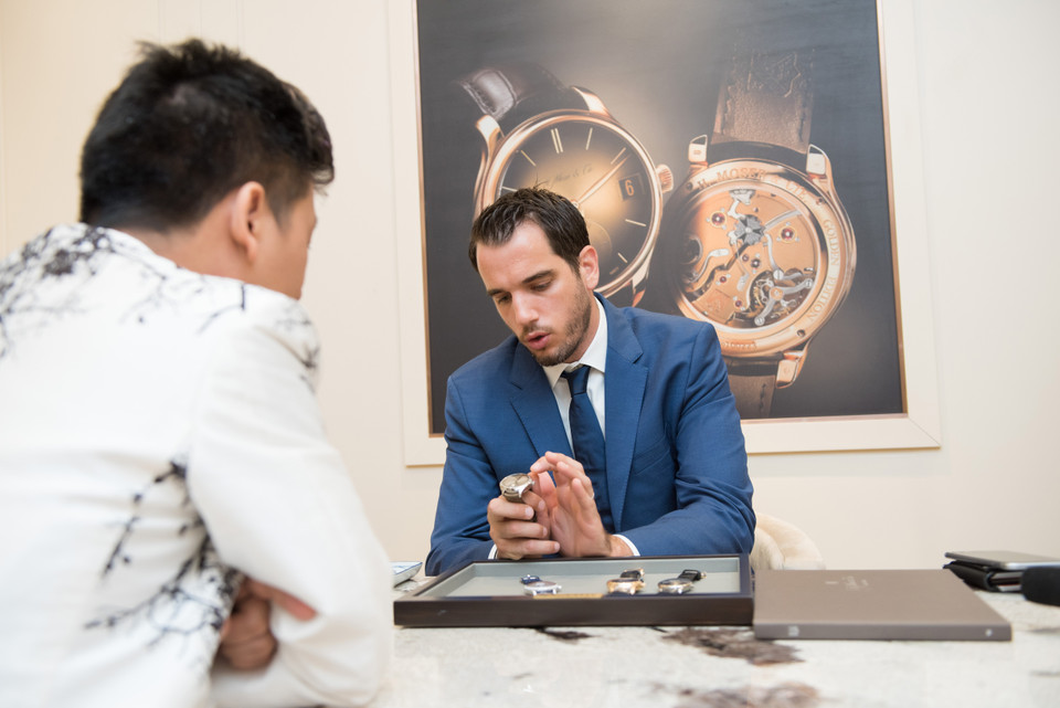 Ông Bertrand Meylan – CEO của hai hãng đồng hồ H.Moser &amp; Cie. và Hautlance, thuộc dòng dõi một trong những gia đình quý tộc lâu đời gia tộc Meylan của châu Âu, đang giới thiệu cho một vị khách về cơ chế hoạt động độc đáo của đồng hồ tại biệt thự.