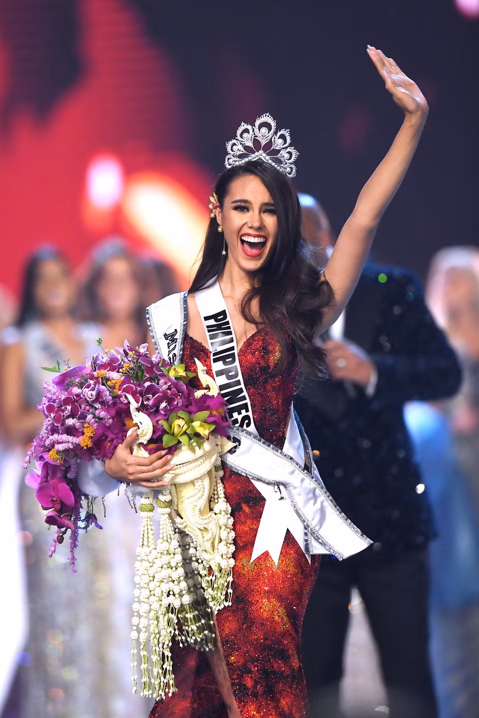 Người đẹp Phillipines Catriona Gray (trái, phía trước) đăng quang Hoa hậu Hoàn vũ 2018 tại cuộc thi chung kết ở Bangkok, Thái Lan ngày 17/12/2018. (Ảnh: AFP/TTXVN)