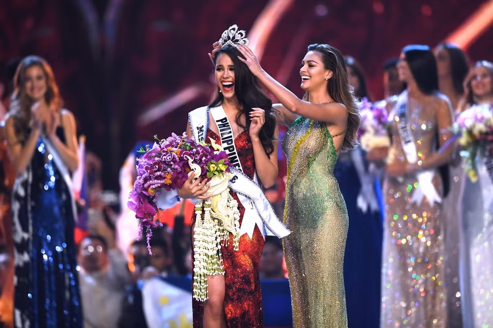 Người đẹp Phillipines Catriona Gray (trái, phía trước) đăng quang Hoa hậu Hoàn vũ 2018 tại cuộc thi chung kết ở Bangkok, Thái Lan ngày 17/12/2018. (Ảnh: AFP/TTXVN)