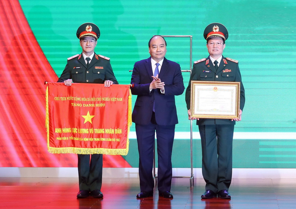 Thủ tướng Nguyễn Xuân Phúc trao tặng Danh hiệu Anh hùng lực lượng vũ trang Nhân dân thời kỳ kháng chiến chống Pháp cho Bệnh viện Trung ương Quân đội 108. (Ảnh: Thống Nhất/TTXVN)