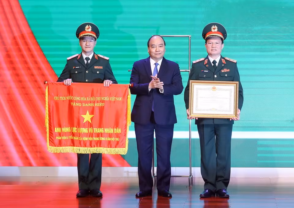 Thủ tướng Nguyễn Xuân Phúc trao tặng Danh hiệu Anh hùng lực lượng vũ trang Nhân dân thời kỳ kháng chiến chống Pháp cho Bệnh viện Trung ương Quân đội 108. (Ảnh: Thống Nhất/TTXVN)