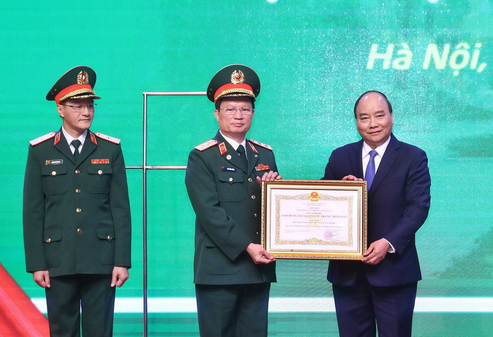 Thủ tướng Nguyễn Xuân Phúc trao tặng Danh hiệu Anh hùng lực lượng vũ trang nhân dân thời kỳ kháng chiến chống Pháp cho Bệnh viện Trung ương Quân đội 108. (Ảnh: Thống Nhất/TTXVN)