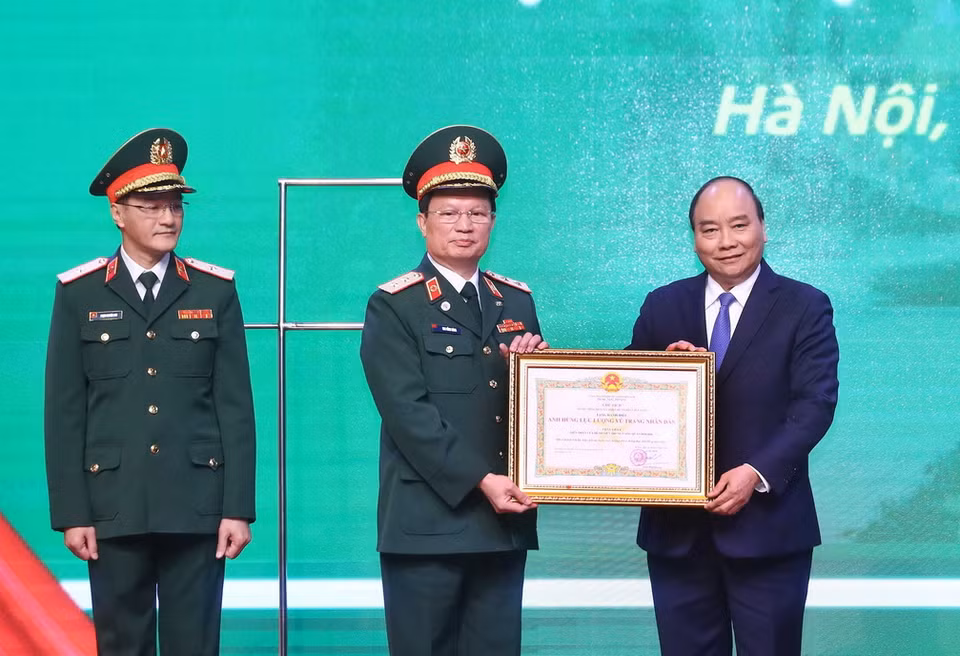 Thủ tướng Nguyễn Xuân Phúc trao tặng Danh hiệu Anh hùng lực lượng vũ trang nhân dân thời kỳ kháng chiến chống Pháp cho Bệnh viện Trung ương Quân đội 108. (Ảnh: Thống Nhất/TTXVN)