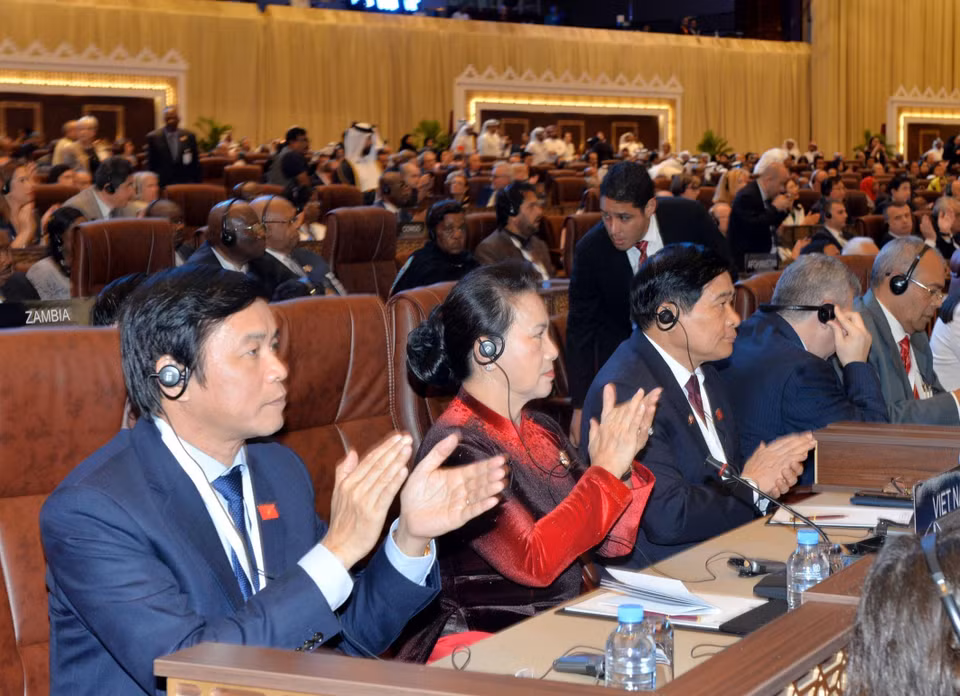 Tối 6/4 (theo giờ địa phương), tại thủ đô Doha, Qatar, Chủ tịch Quốc hội Nguyễn Thị Kim Ngân dẫn đầu Đoàn đại biểu cấp cao Quốc hội Việt Nam dự Phiên khai mạc Đại Hội đồng lần thứ 140 Liên minh Nghị viện Thế giới (IPU-140). (Ảnh: Trọng Đức/TTXVN)