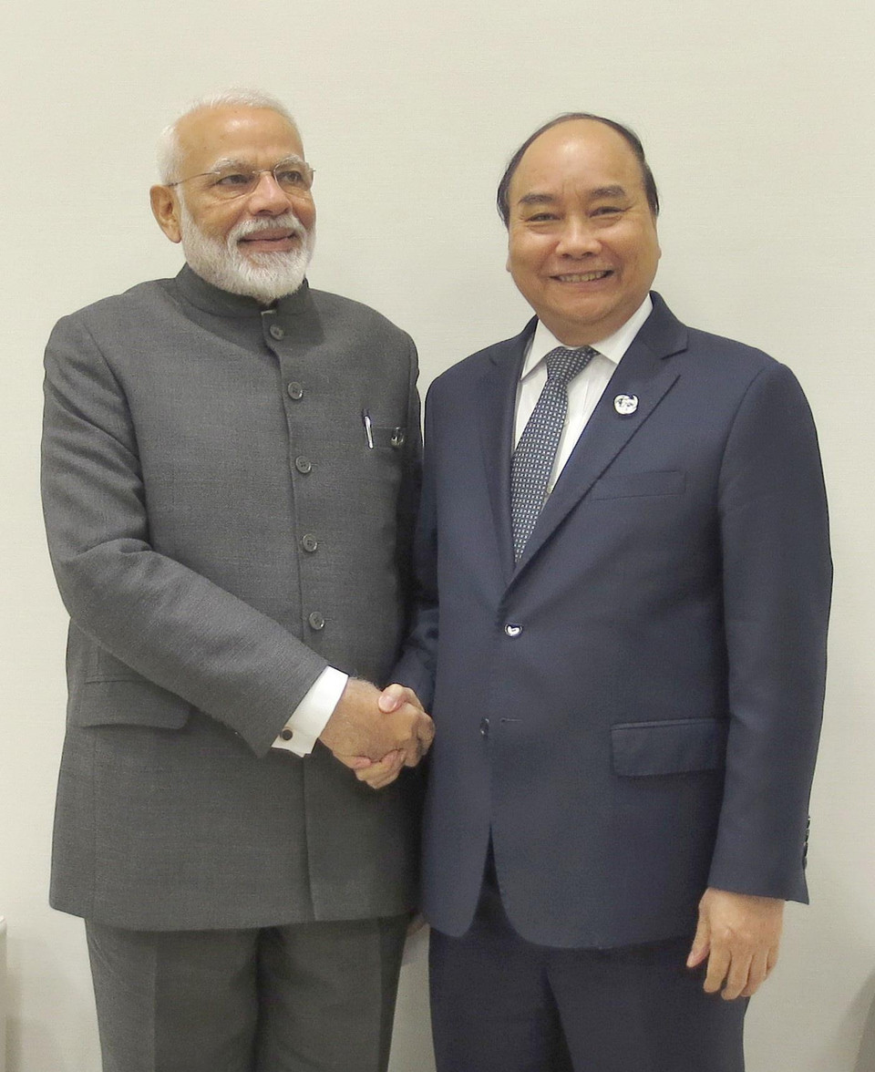 Thủ tướng Nguyễn Xuân Phúc gặp Thủ tướng Cộng hòa Ấn Độ Narendra Modi. (Ảnh: TTXVN)