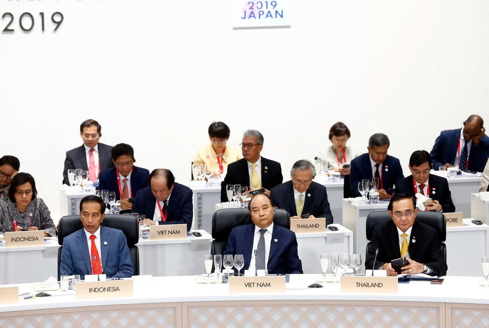 Thủ tướng Nguyễn Xuân Phúc dự Phiên thứ nhất về Kinh tế toàn cầu, Thương mại và Đầu tư. (Ảnh: Thống Nhất/TTXVN)