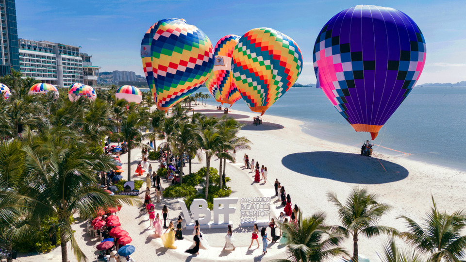  Hơn 70 thí sinh Miss Grand International 2023 đã trở thành những đại sứ du lịch trong show diễn thời trang đặc biệt bên bờ Vịnh Hạ Long - Vietnam Beauty Fashion Fest 6. (Ảnh: CTV/Vietnam+)