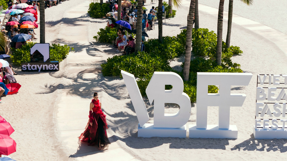 Hầu hết các thí sinh Miss Grand International đều bày tỏ ấn tượng đặc biệt về sàn diễn thời trang bên bờ biển đầy nắng gió, và đặc biệt hơn khi được sải bước trước di sản thiên nhiên thế giới Vịnh Hạ Long. (Ảnh: CTV/Vietnam+)