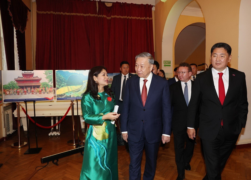 Tổng Bí thư, Chủ tịch nước Tô Lâm và Tổng thống Mông Cổ Ukhnaagiin Khurelsukh tham quan triển lãm ảnh. (Ảnh: Trí Dũng/TTXVN)