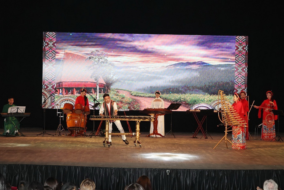 Chương trình biểu diễn nghệ thuật. (Ảnh: Trí Dũng/TTXVN)