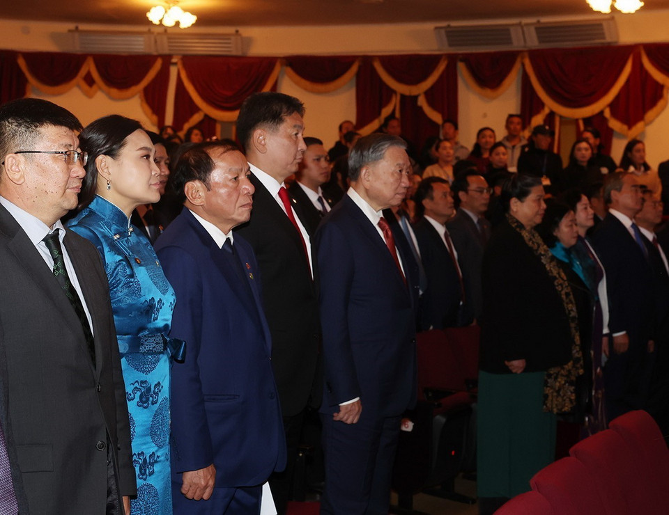 Tổng Bí thư, Chủ tịch nước Tô Lâm và Tổng thống Mông Cổ Ukhnaagiin Khurelsukh thực hiện nghi lễ chào cờ. (Ảnh: Trí Dũng/TTXVN)