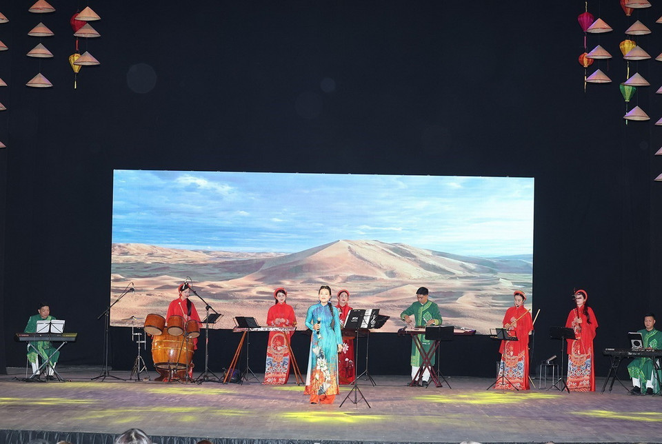 Chương trình biểu diễn nghệ thuật. (Ảnh: Trí Dũng/TTXVN)