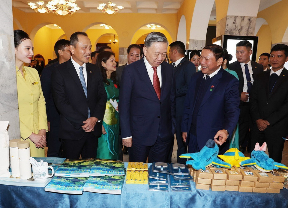 Tổng Bí thư, Chủ tịch nước Tô Lâm tham quan trưng bày các sản phẩm, ấn phẩm văn hóa Việt Nam. (Ảnh: Trí Dũng/TTXVN)