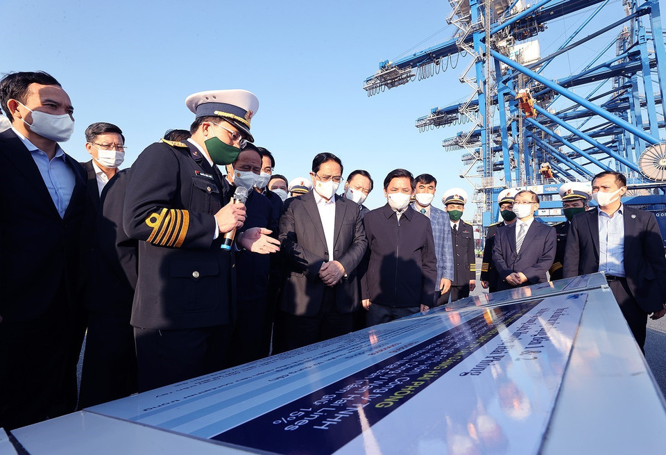 Thủ tướng Phạm Minh Chính khảo sát Khu bến cảng Lạch Huyện. (Ảnh: Dương Giang/TTXVN)