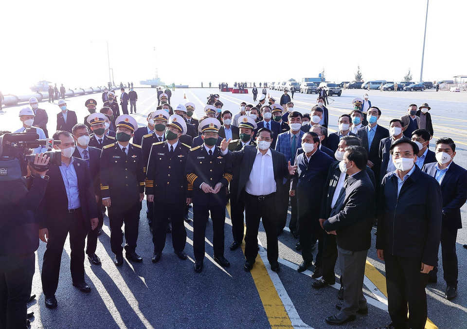 Thủ tướng Phạm Minh Chính khảo sát Khu bến cảng Lạch Huyện thuộc cảng biển Hải Phòng. (Ảnh: Dương Giang/TTXVN)