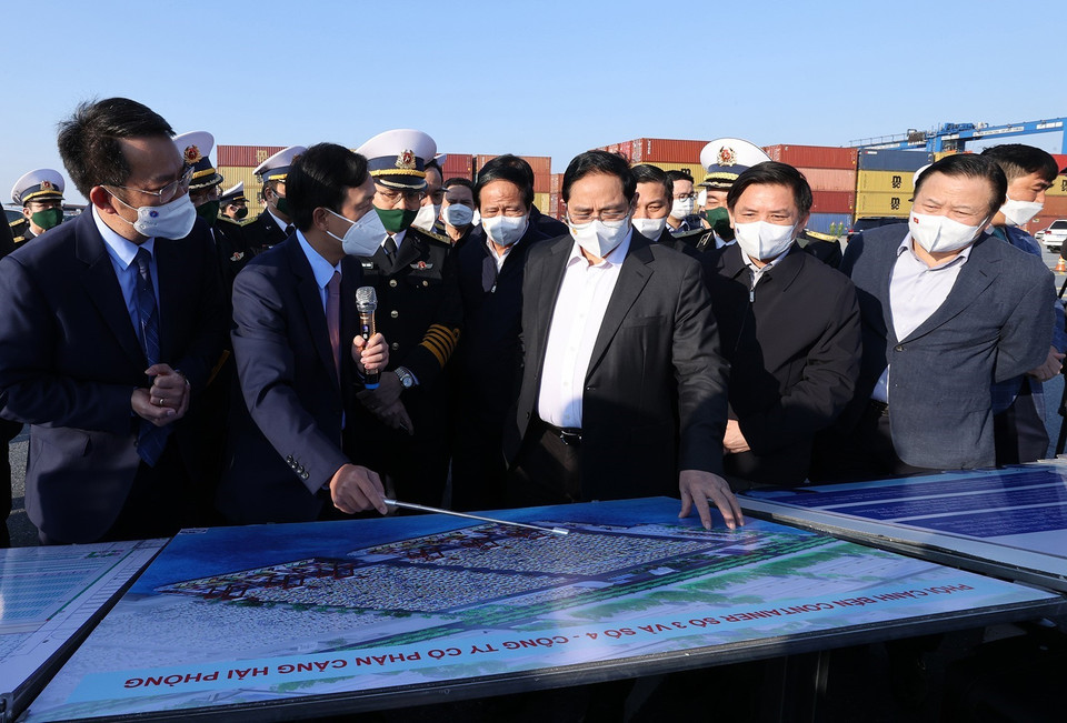 Thủ tướng khảo sát Khu bến cảng Lạch Huyện. (Ảnh: Dương Giang/TTXVN)