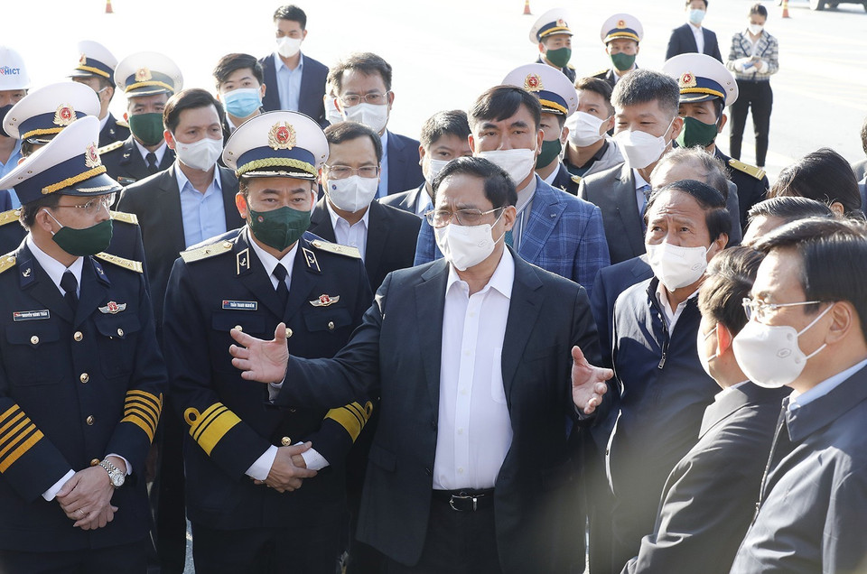 Thủ tướng trao đổi tại buổi khảo sát. (Ảnh: Dương Giang/TTXVN)