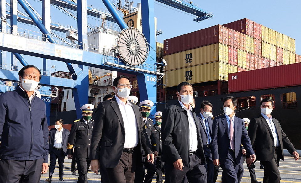 Thủ tướng Phạm Minh Chính đến thăm và khảo sát Khu bến cảng Lạch Huyện thuộc cảng biển Hải Phòng. (Ảnh: Dương Giang/TTXVN)