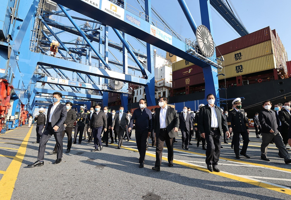 Thủ tướng Phạm Minh Chính khảo sát Khu bến cảng Lạch Huyện. (Ảnh: Dương Giang/TTXVN)