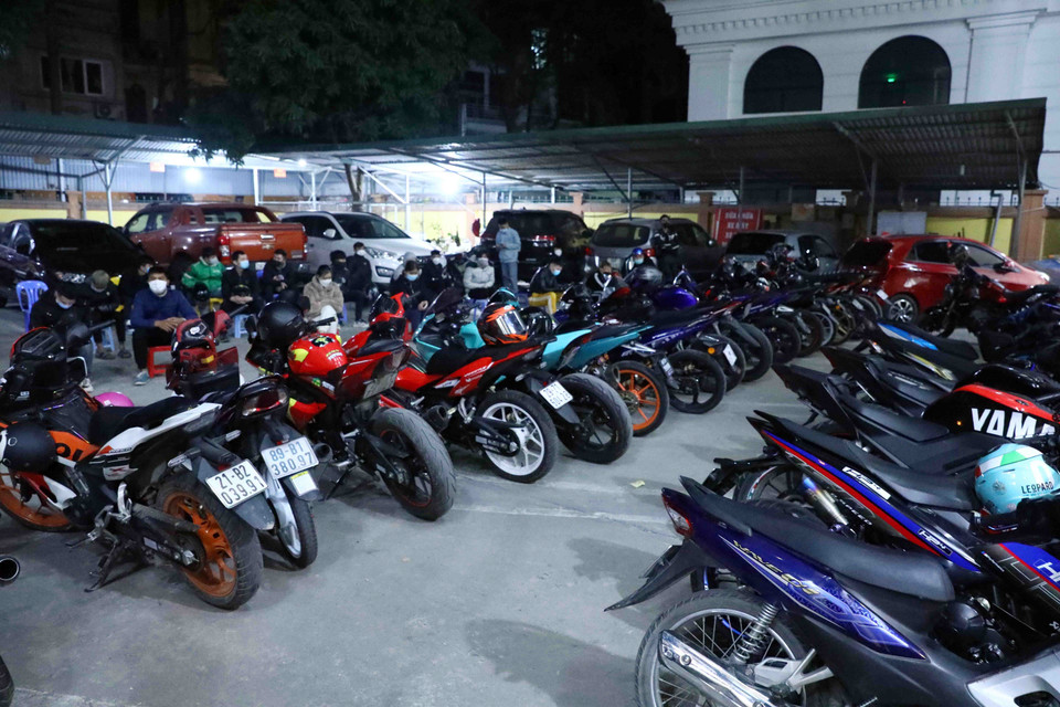  Các phương tiện vi phạm trật tự an toàn giao thông được đưa về Trụ sở Công an phường Xuân La để kiểm tra và phân loại. (Ảnh: Phạm Kiên/TTXVN)