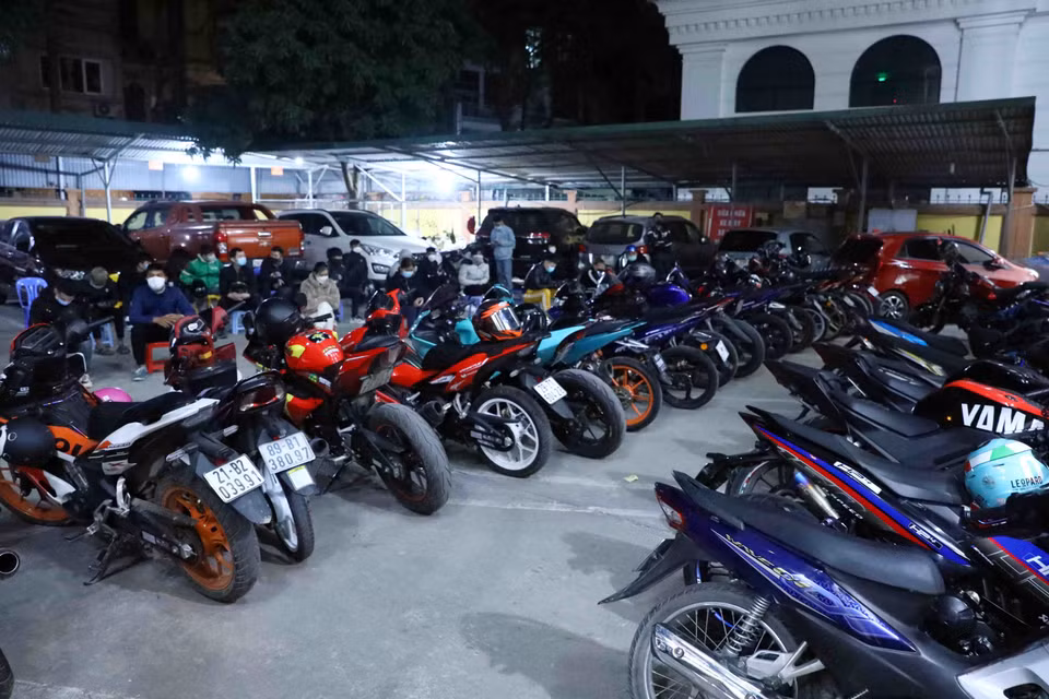  Các phương tiện vi phạm trật tự an toàn giao thông được đưa về Trụ sở Công an phường Xuân La để kiểm tra và phân loại. (Ảnh: Phạm Kiên/TTXVN)