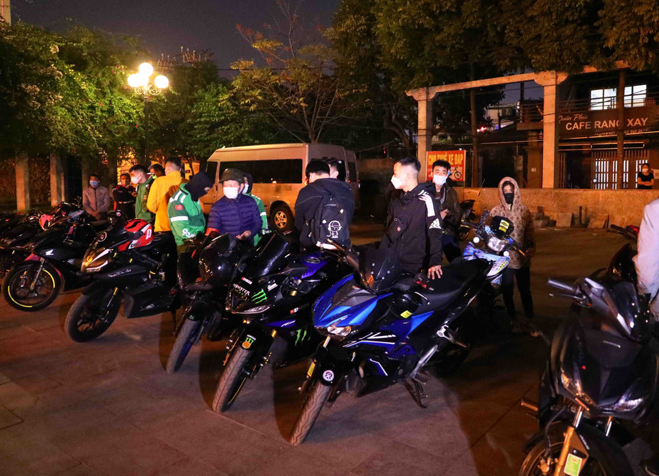 Nhóm 'quái xế' phân khối lớn, thay đổi kết cấu xe, nẹt pô gây mất trật tự an toàn giao thông bị lực lượng chức năng kiểm tra và đưa về trụ sở phường Nhật Tân. (Ảnh: Phạm Kiên/TTXVN)