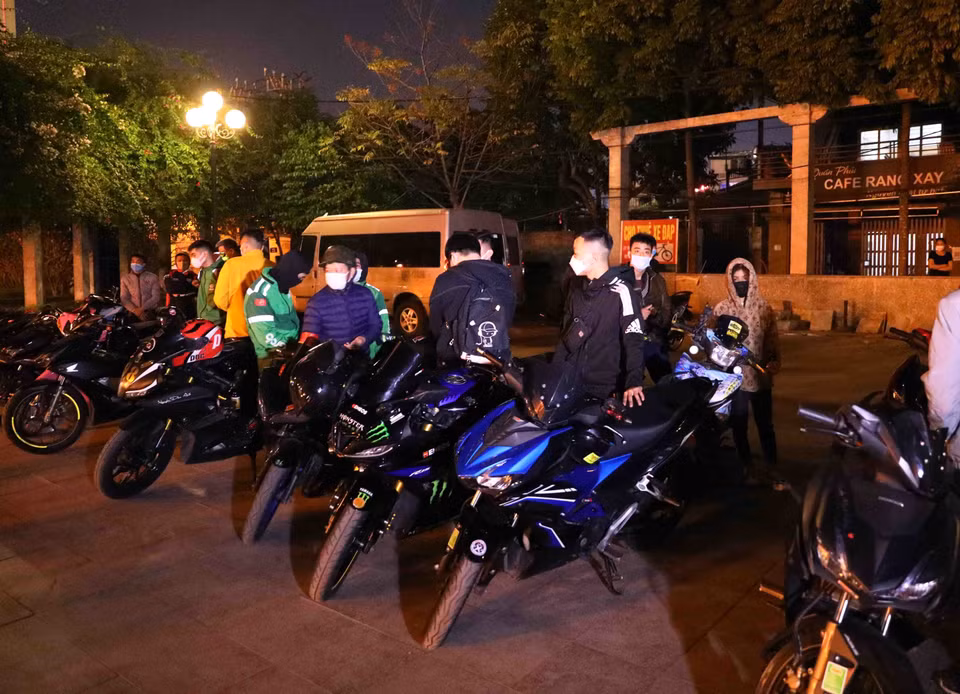 Nhóm 'quái xế' phân khối lớn, thay đổi kết cấu xe, nẹt pô gây mất trật tự an toàn giao thông bị lực lượng chức năng kiểm tra và đưa về trụ sở phường Nhật Tân. (Ảnh: Phạm Kiên/TTXVN)