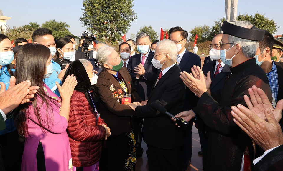 Tổng Bí thư Nguyễn Phú Trọng thăm hỏi nhân dân tại thành phố Hưng Yên, tỉnh Hưng Yên. (Ảnh: Trí Dũng/TTXVN)