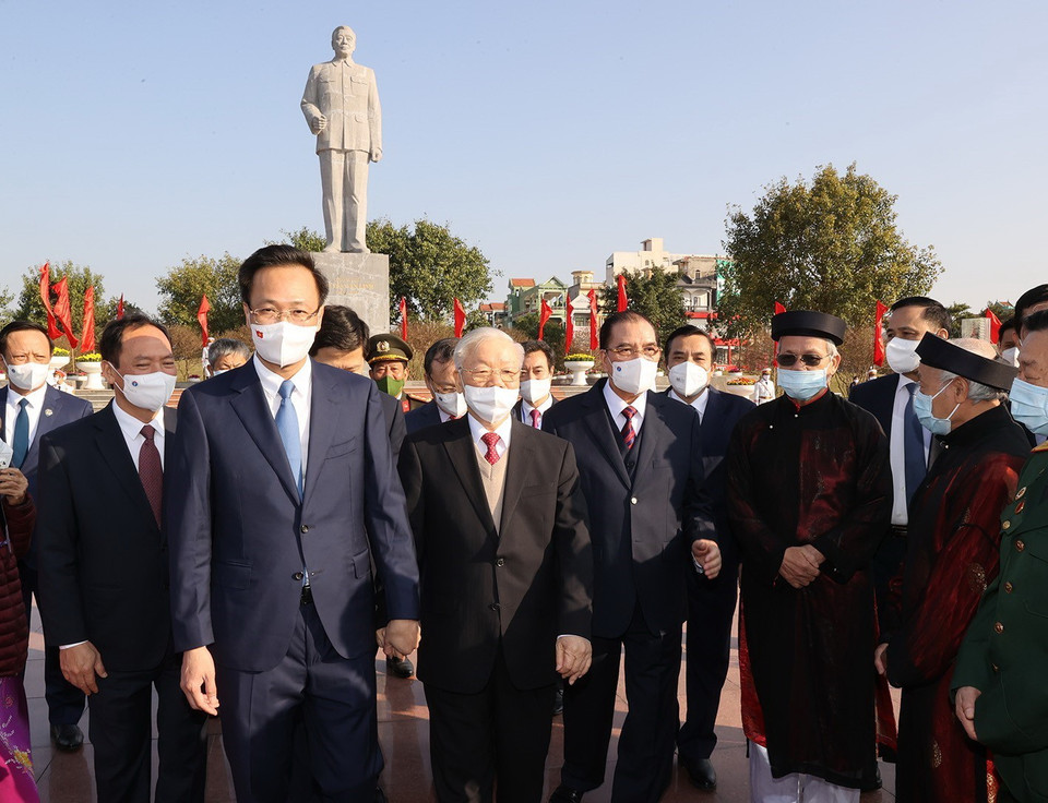 Tổng Bí thư Nguyễn Phú Trọng và các lãnh đạo, nguyên lãnh đạo Đảng, Nhà nước tại Tượng đài Tổng Bí thư Nguyễn Văn Linh ở thành phố Hưng Yên, tỉnh Hưng Yên. (Ảnh: Trí Dũng/TTXVN)
