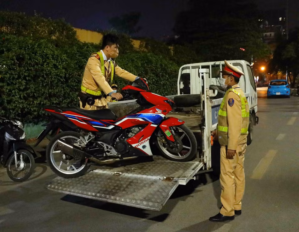 Đưa phương tiện vi phạm về Công an phường Nhật Tân để phân loại xử lý. (Ảnh: Phạm Kiên/TTXVN)