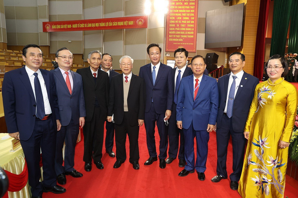 Tổng Bí thư Nguyễn Phú Trọng và các đại biểu tỉnh Hưng Yên. (Ảnh: Trí Dũng/TTXVN)