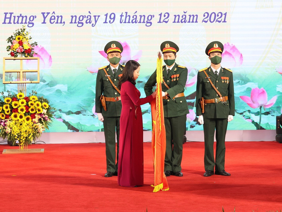 Phó Chủ tịch nước Võ Thị Ánh Xuân gắn Huân chương Lao động hạng Nhất lên cờ truyền thống của Đảng bộ, chính quyền và nhân dân tỉnh Hưng Yên. (Ảnh: Trí Dũng/TTXVN)