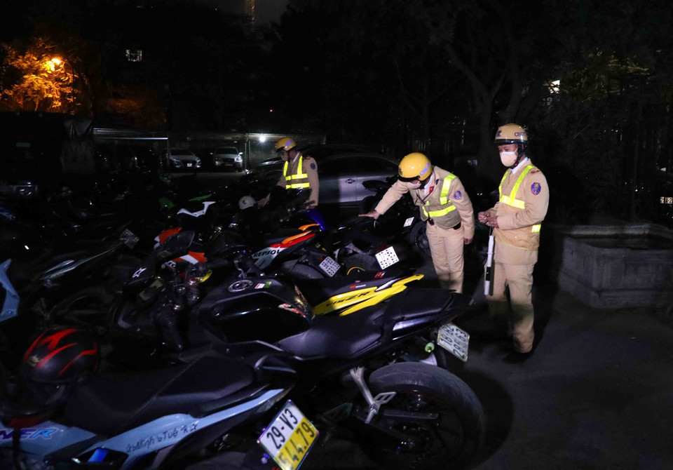 Các 'quái xế' bị lực lượng chức năng dừng xe và kiểm tra, sau đó đưa về Công an phường Nhật Tân để xử lý. (Ảnh: Phạm Kiên/TTXVN)