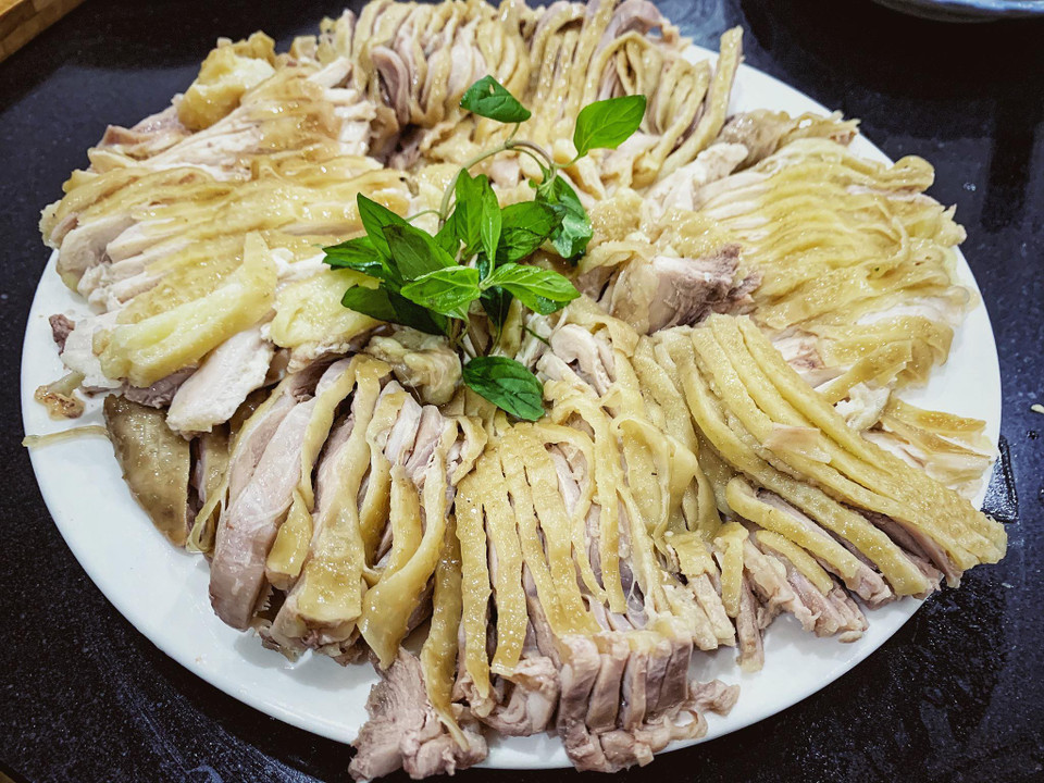 Gà già ninh kỹ thành phẩm da sẽ giòn, thịt ngọt thơm thực sự hấp dẫn khẩu vị. (Ảnh: Mai Mai/Vietnnam+)