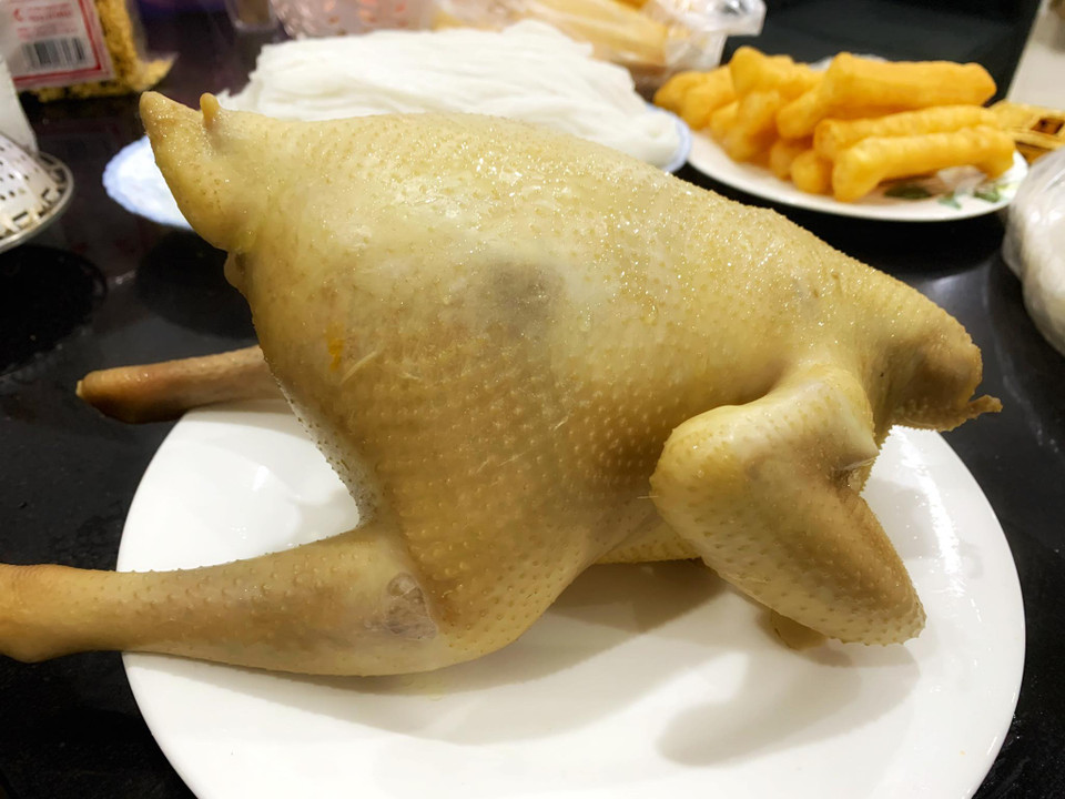 Gà luộc căng bóng là đạt tiêu chuẩn. (Ảnh: Mai Mai/Vietnnam+)