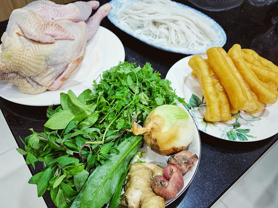 Nguyên liệu cho phần ăn: gà 1 con; bánh phở 1,2 kg; quẩy, hành tây, hành lá, gừng, hành khô, hoa hồi, tiêu hạt, lá chanh, rau mùi ta, mùi tàu, húng láng; các loại gia vị đường, muối, mì chính, hạt nêm. (Ảnh: Mai Mai/Vietnnam+)