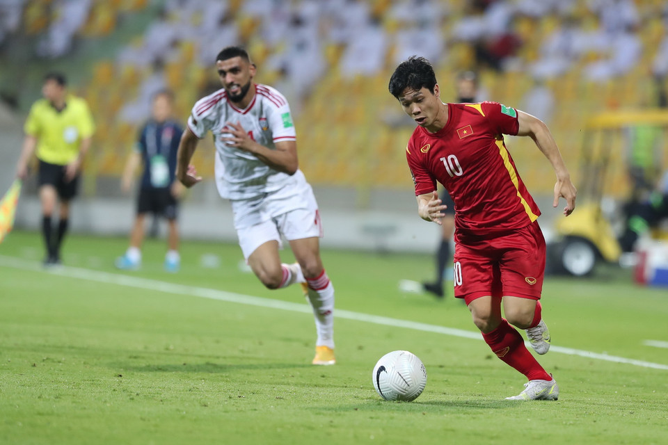 Công Phượng, Hồng Duy và Minh Vương vào sân, Việt Nam gia tăng sức ép tuyến phòng ngự của UAE. (Ảnh: Hoàng Linh/TTXVN)