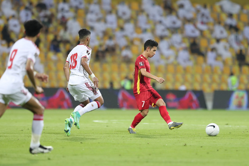 Hồng Duy vào sân, Việt Nam gia tăng sức ép tuyến phòng ngự của UAE. (Ảnh: Hoàng Linh/TTXVN)