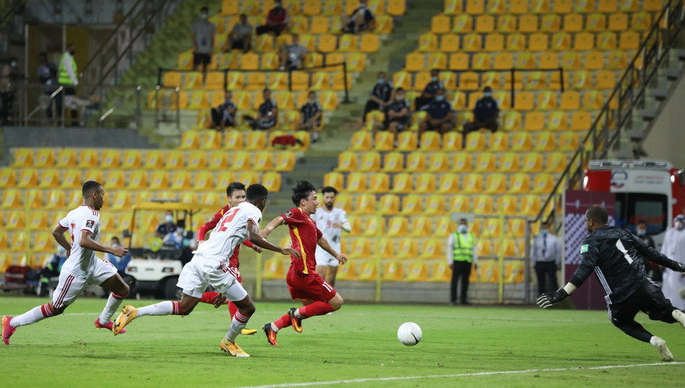 Nhận đường chuyền của Đức Huy, Minh Vương ghi bàn gỡ 2-3 cho đội tuyển Việt Nam ở phút 90+3. (Ảnh: Hoàng Linh/TTXVN)