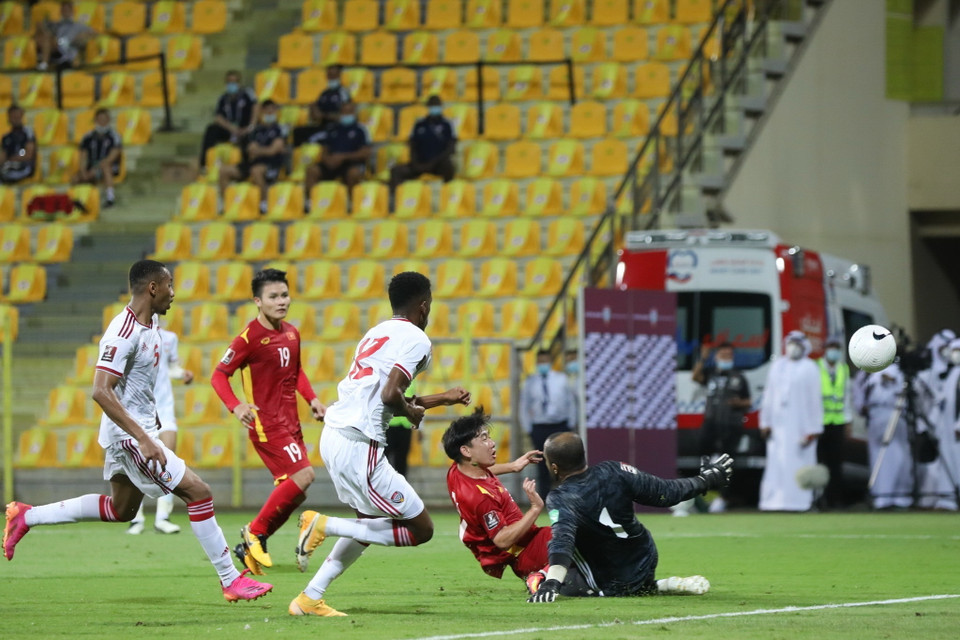 Nhận đường chuyền của Đức Huy, Minh Vương ghi bàn gỡ 2-3 cho đội tuyển Việt Nam ở phút 90+3. (Ảnh: Hoàng Linh/TTXVN)