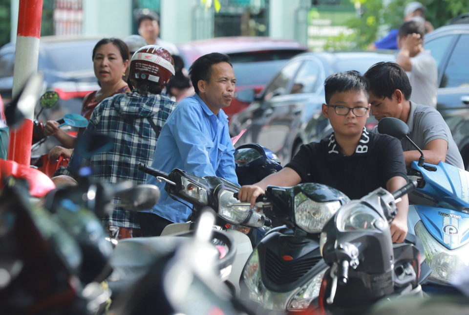 Những ngày thi là khoảng thời gian căng thẳng không chỉ với các sỹ tử mà còn với các bậc phụ huynh. (Ảnh: PV/Vietnam+) 