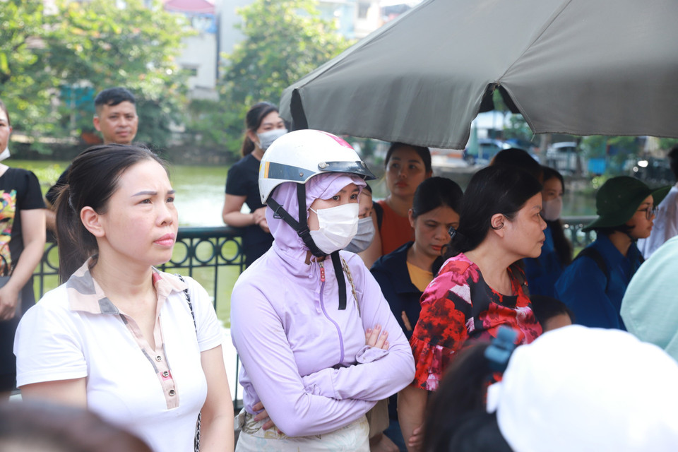 Các bậc phụ huynh đưa con em đi thi cũng hồi hộp không kém các sỹ tử trong kỳ thi tốt nghiệp THPT năm 2023. (Ảnh: PV/Vietnam+)