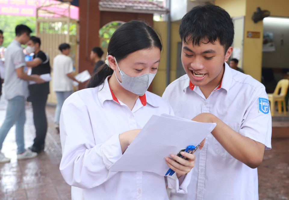 Các sỹ tử bàn luận, so sánh đáp án trong bài thi Ngoại ngữ. (Ảnh: PV/Vietnam+)