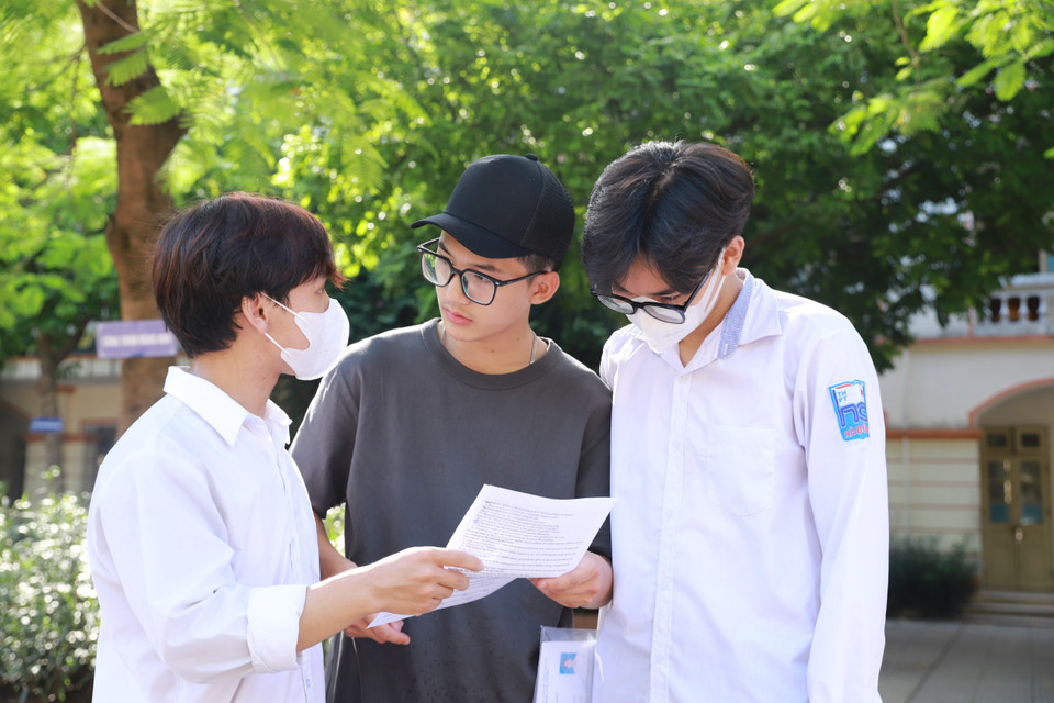 Với nhiều trường hợp thí sinh được miễn bài thi môn Ngoại ngữ do đã có chứng chỉ ngoại ngữ quốc tế, số lượng sỹ tử tham gia buổi thi chiều nay giảm đáng kể so với các môn thi trước đó. (Ảnh: PV/Vietnam+)