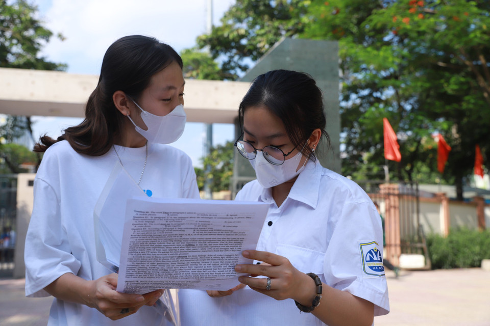 Theo chia sẻ của các sỹ tử, đề thi có phân hóa ở khoảng 5-6 câu, đặc biệt ở phần trọng âm và bài đọc hiểu. (Ảnh: PV/Vietnam+)